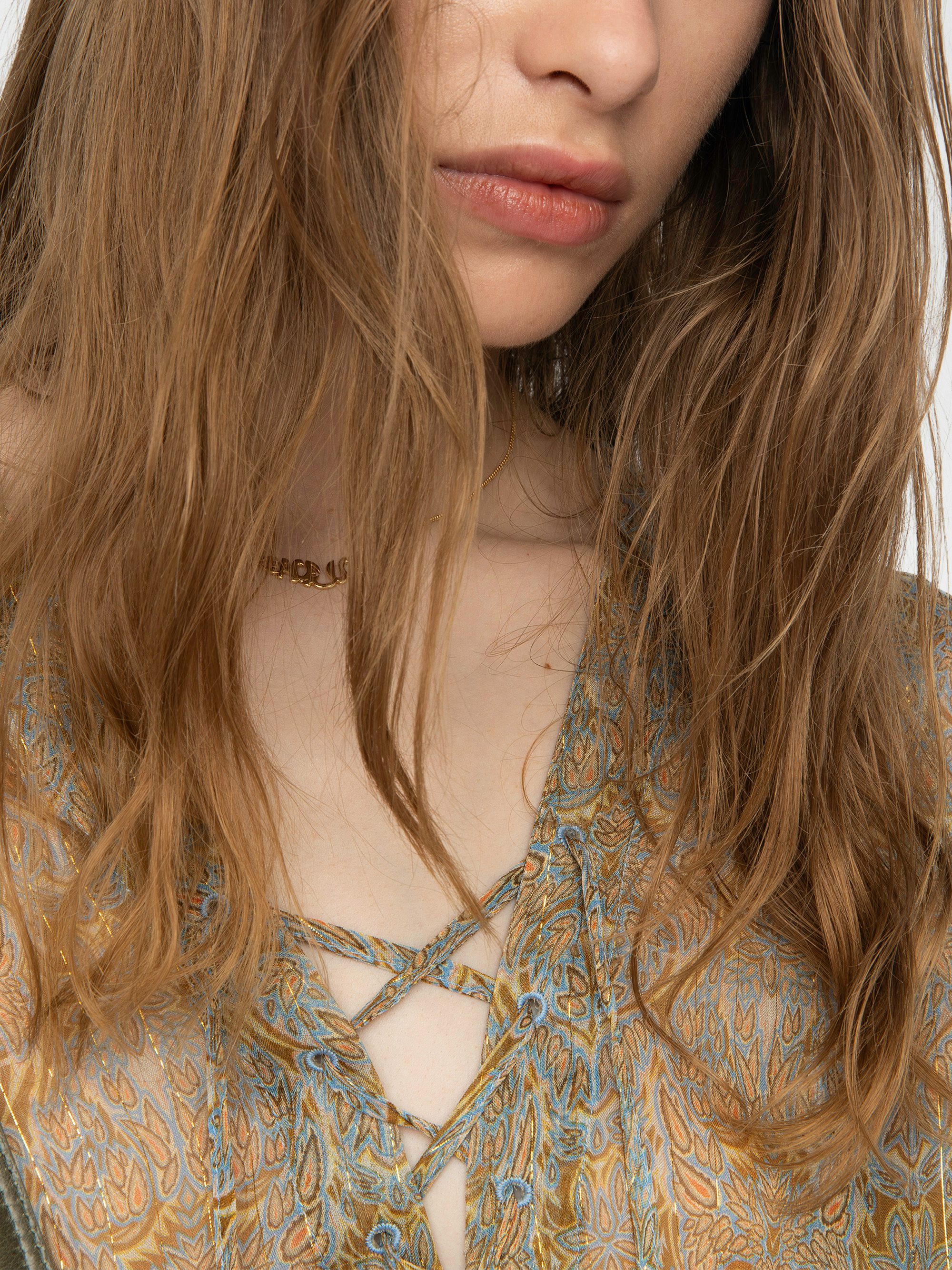 Camicia Tamela - Camicia in chiffon stampato con righe dorate, maniche lunghe a palloncino, taglio western e scollatura allacciata.